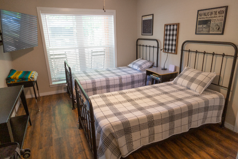 211 E Circle Dr - Photo 3 of 21