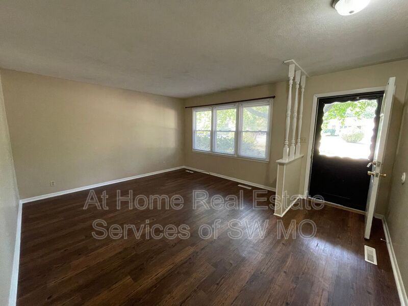 331 E Wayland St - Photo 2 of 10