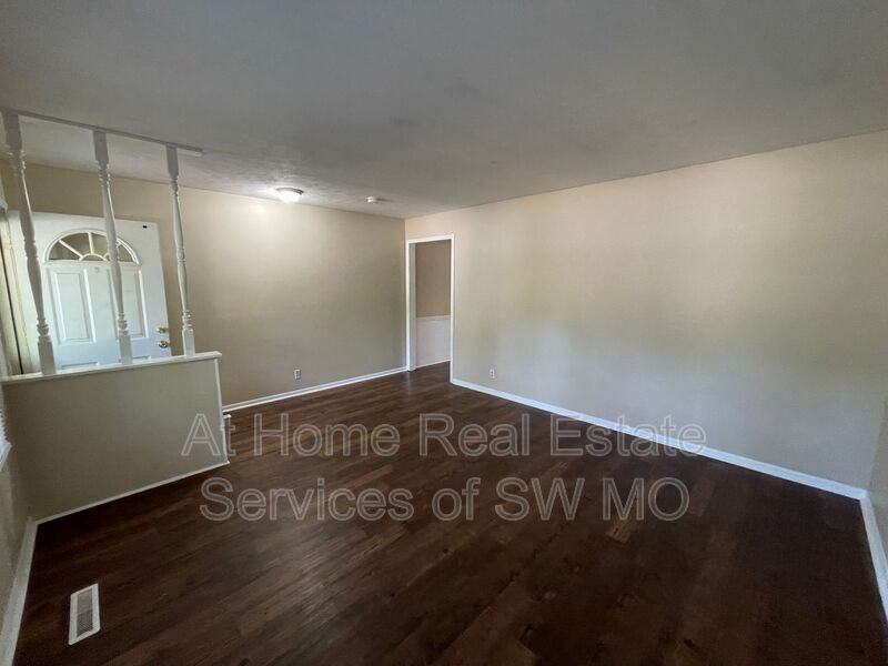 331 E Wayland St - Photo 3 of 10
