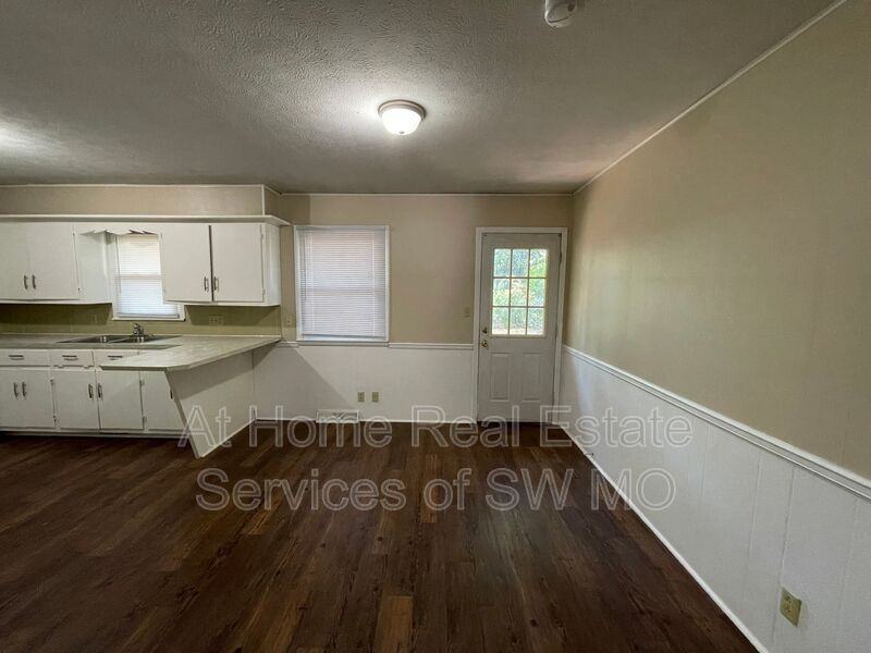 331 E Wayland St - Photo 4 of 10
