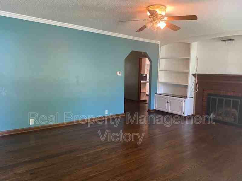 201 Holly St - Photo 2 of 10