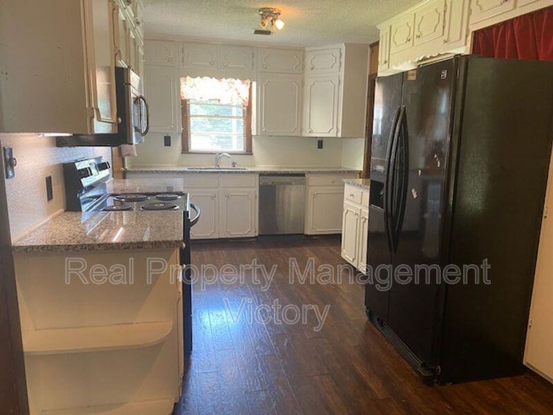 201 Holly St - Photo 3 of 10