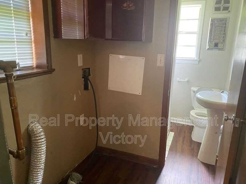 201 Holly St - Photo 5 of 10