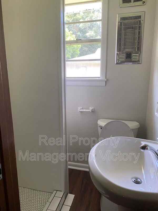 201 Holly St - Photo 6 of 10