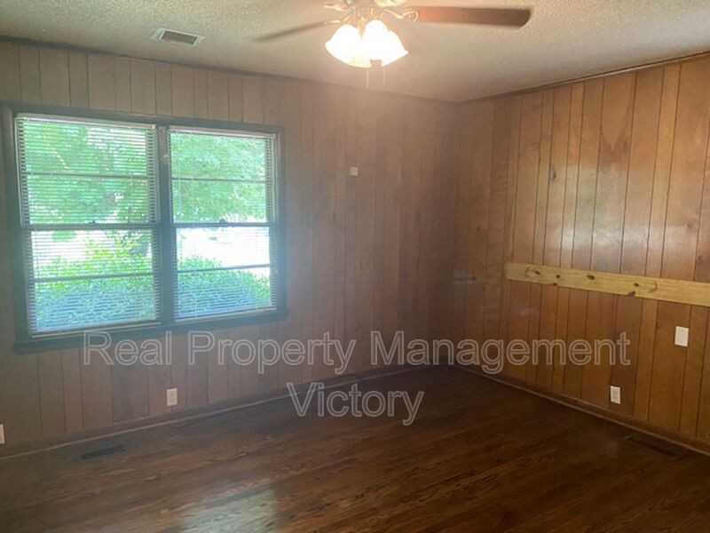 201 Holly St - Photo 7 of 10