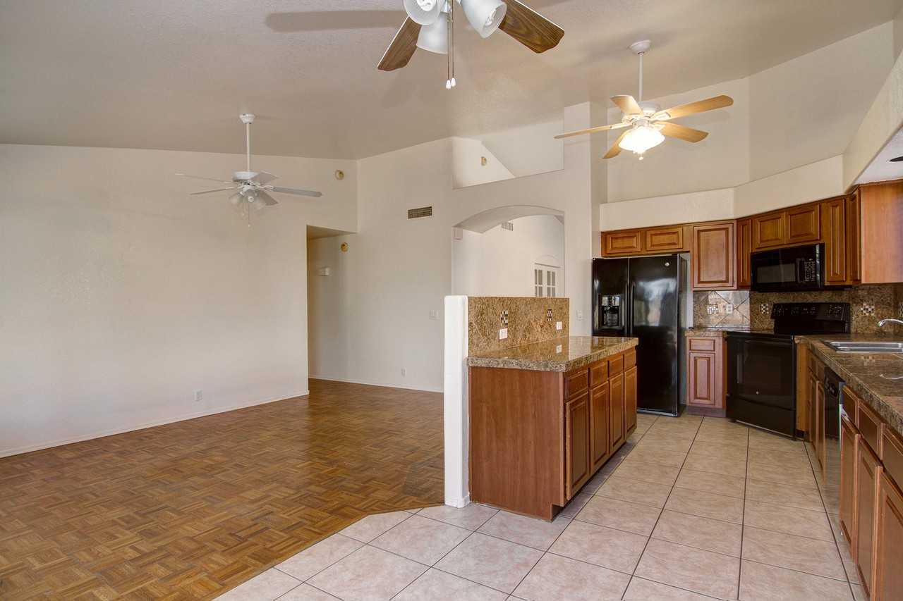 6607 N 89th Ave - Photo 4 of 37