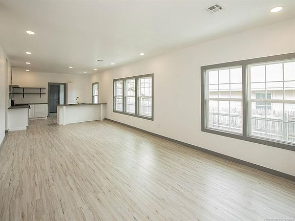 2536 E 7th St - Photo 2 of 14