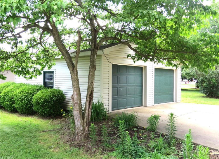 402 Almeda Ave - Photo 3 of 4