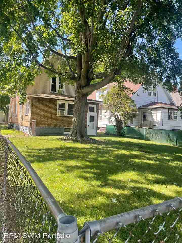 923 923 Court St - 923 Court - Lower - Photo 2 of 11