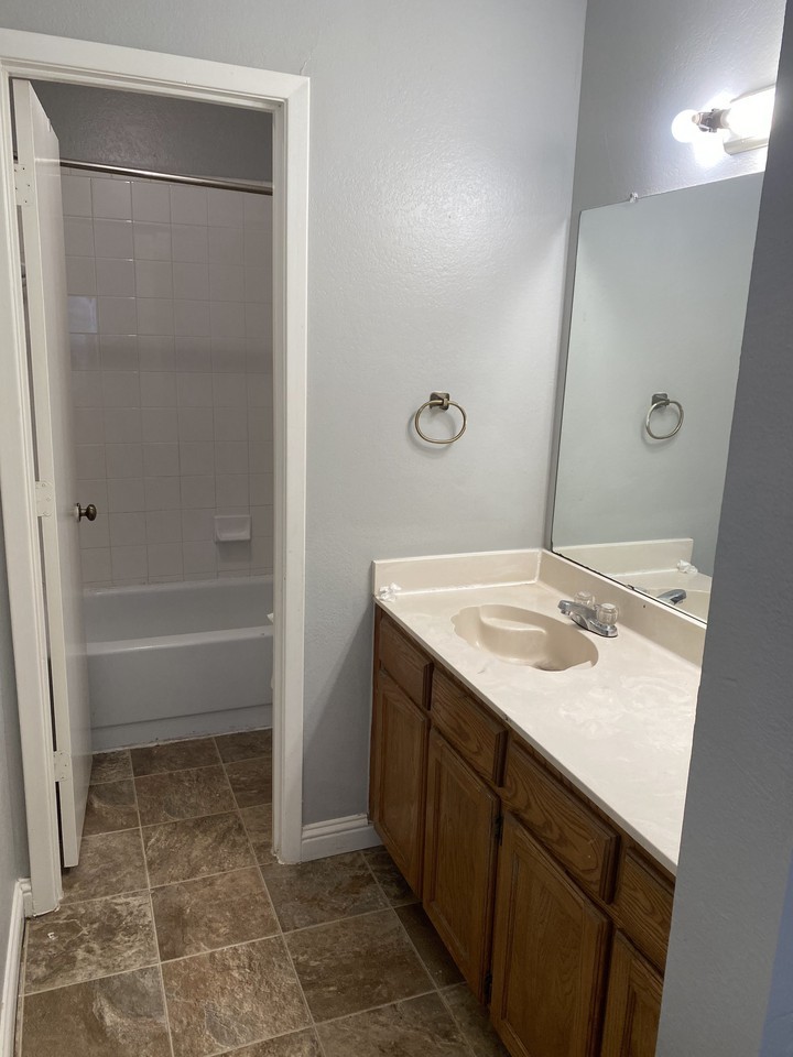 816 Betty Ct - Photo 2 of 6