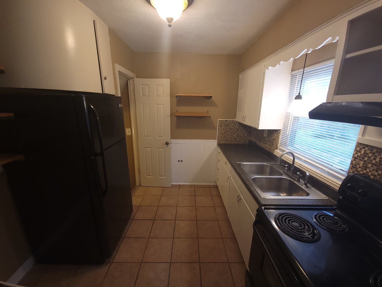 613 Ne 45th St - Photo 5 of 20