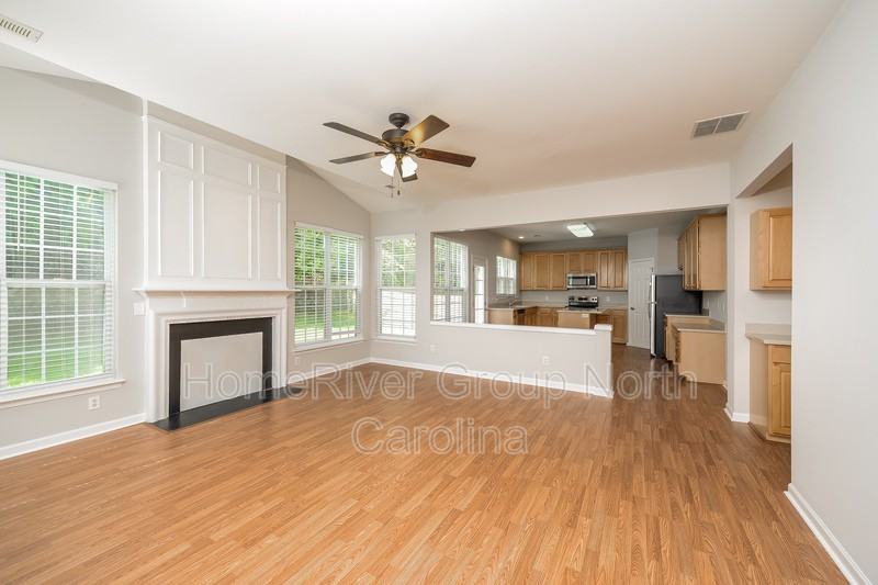 1570 Pondhaven Dr - Photo 3 of 17