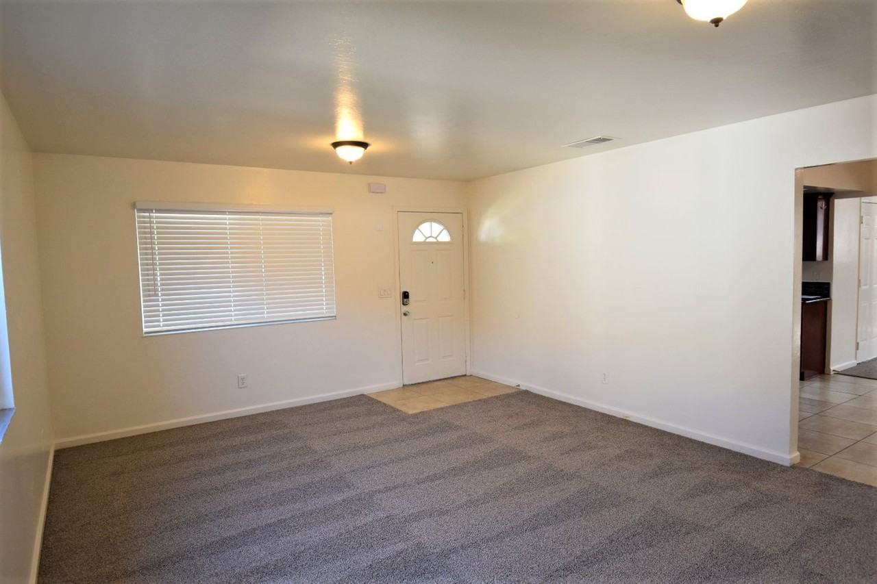 110 Tahoe Dr - Photo 2 of 17