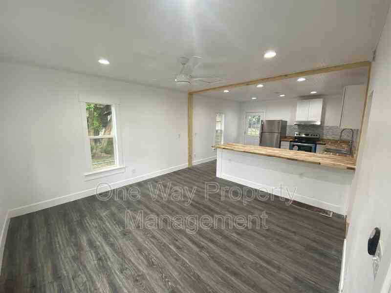 1330 E 7th St - Photo 4 of 18