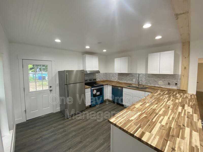 1330 E 7th St - Photo 2 of 18