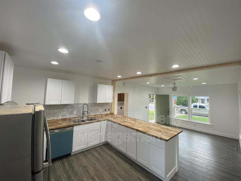 1330 E 7th St - Photo 5 of 18