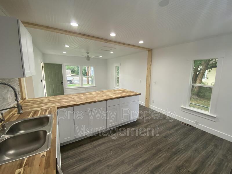 1330 E 7th St - Photo 6 of 18