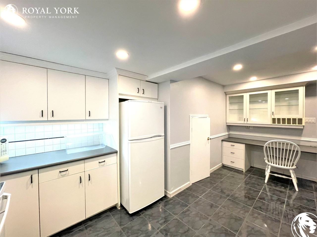 200 Meadowbrook Dr #2 - Photo 3 of 35