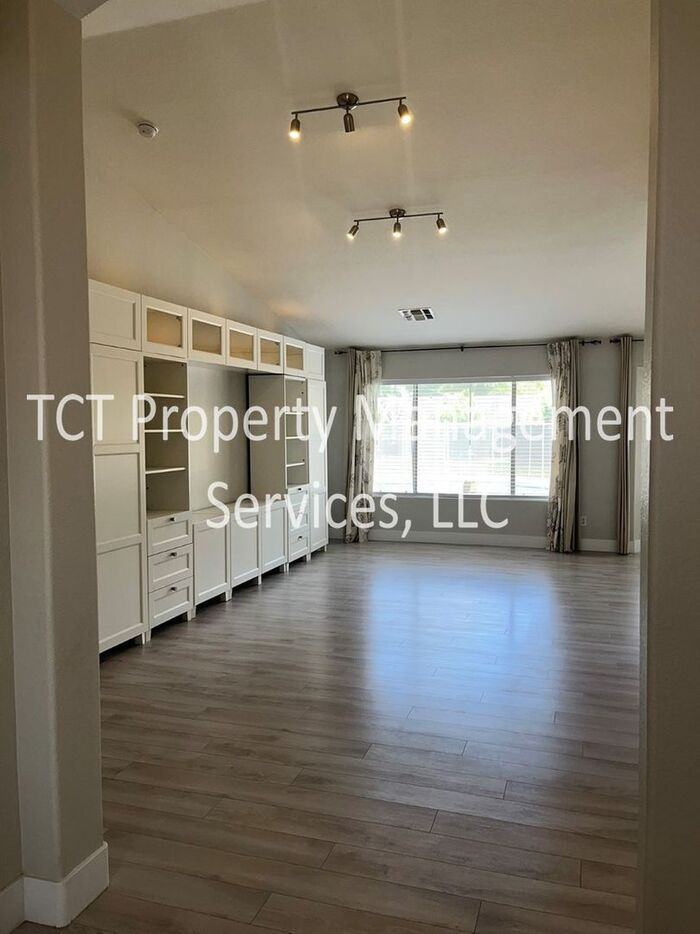 129 N Joshua Tree Ln - Photo 3 of 16