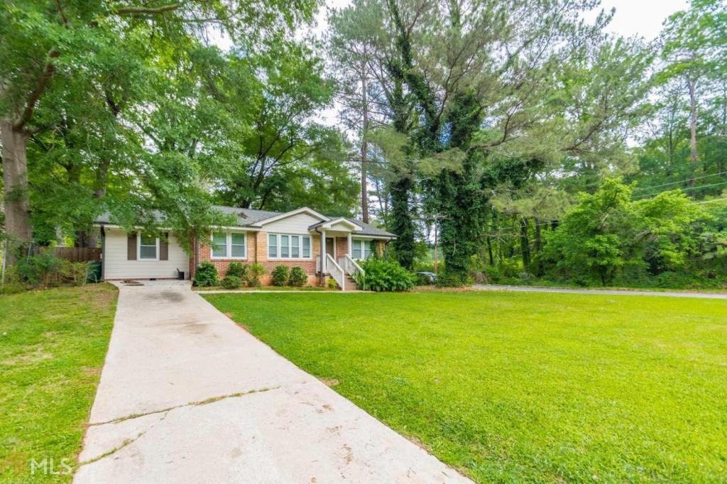 2228 Pinewood Dr - Photo 2 of 23