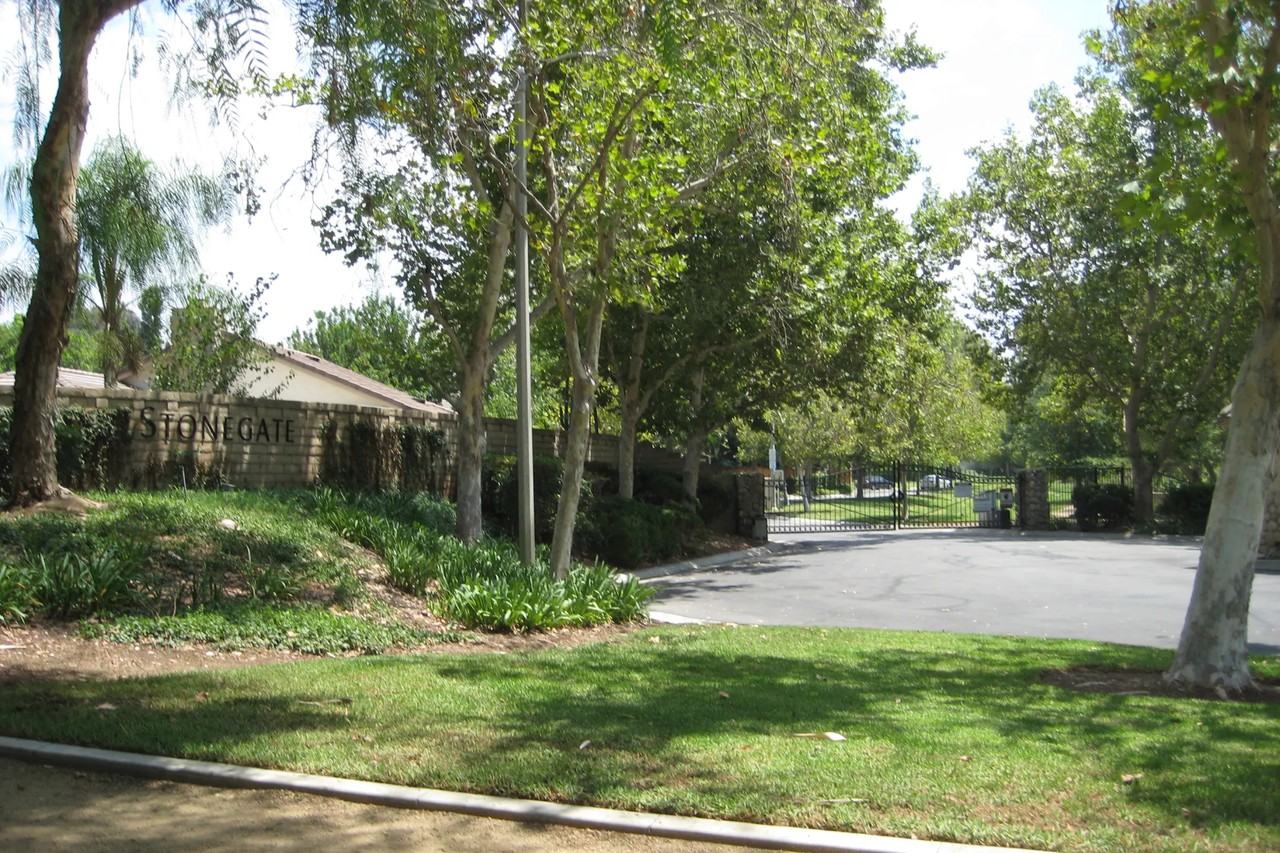 2545 Stonegate Dr - Photo 2 of 16