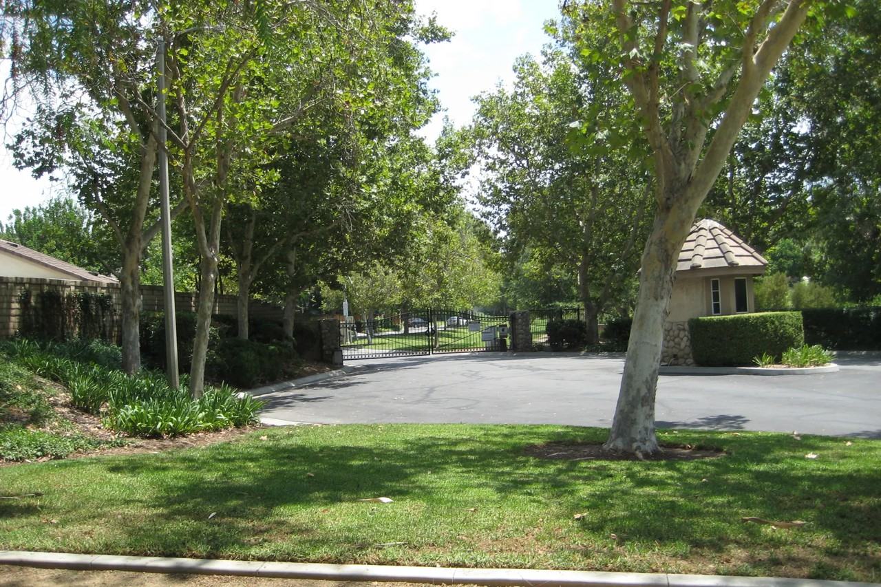 2545 Stonegate Dr - Photo 3 of 16