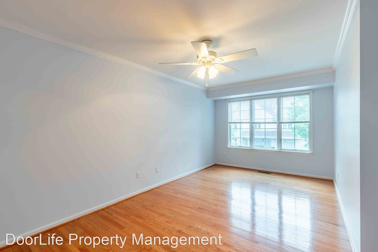 322 Newport Pl - Photo 2 of 34