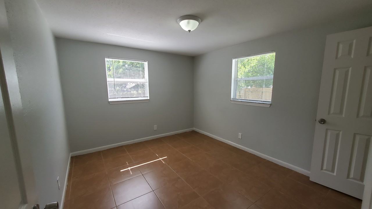 10301 N 17th St - Photo 3 of 9
