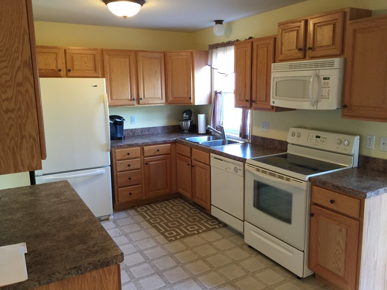 112 Beech St - Photo 2 of 11