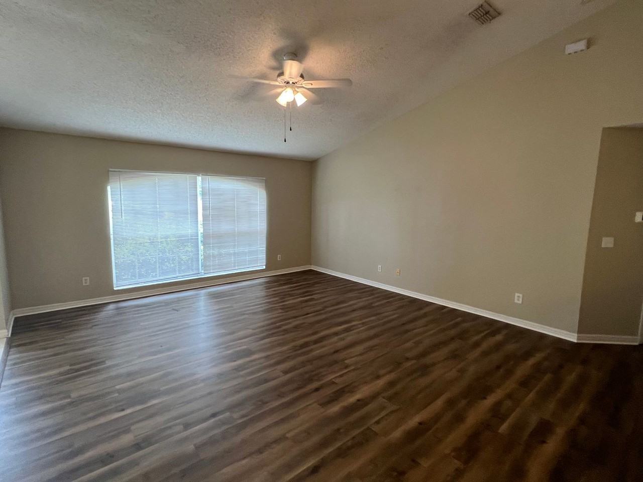 1049 Sandhill St - Photo 2 of 9