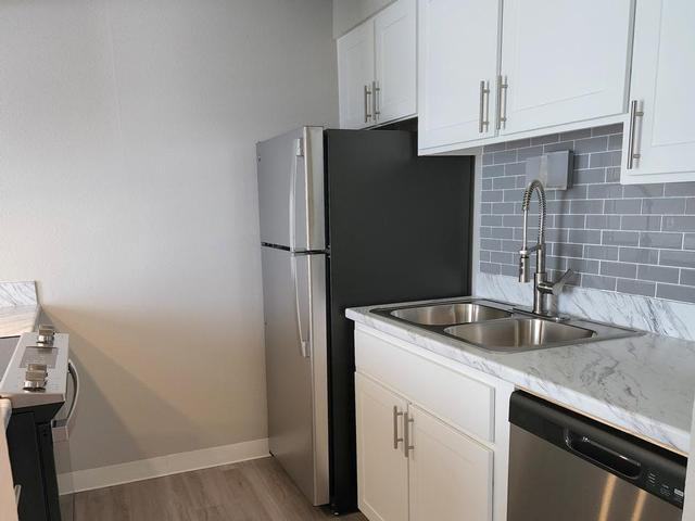 4977 Moorhead Ave - Photo 4 of 12