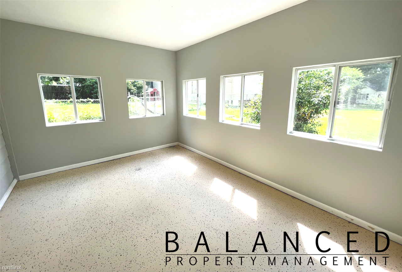 1176 Sw Webster Ave - Photo 2 of 9