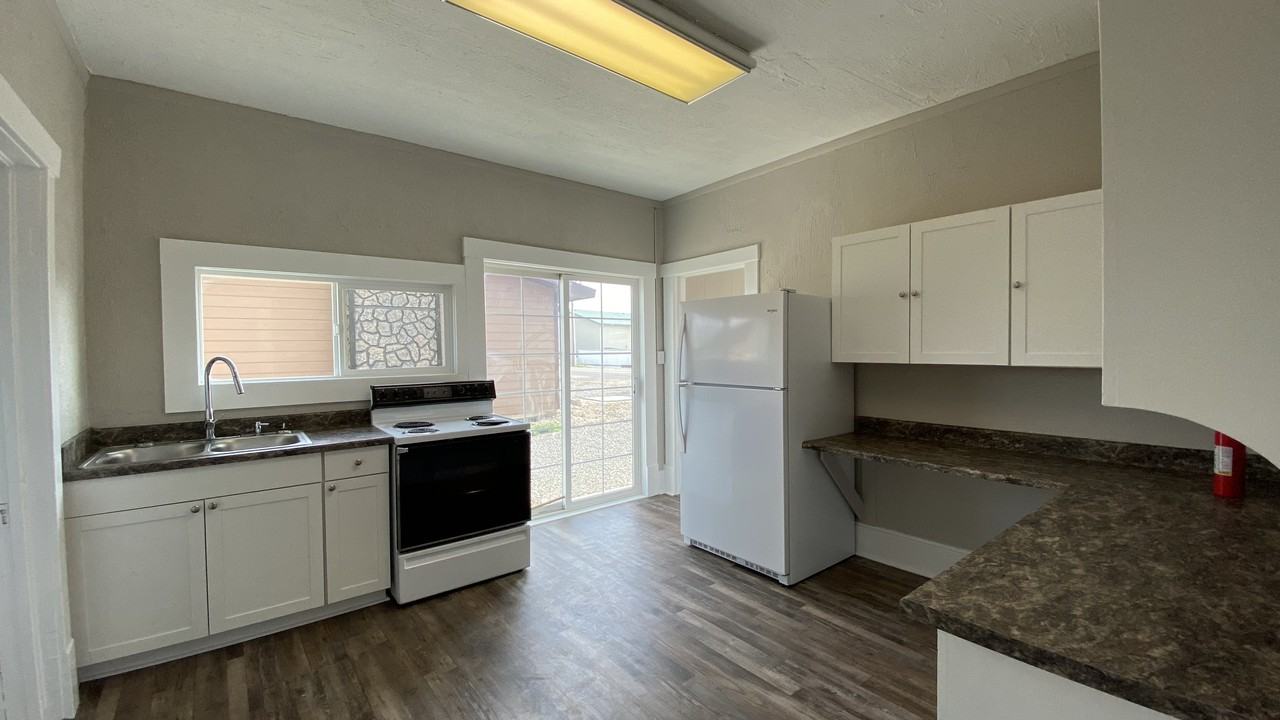 302 Robert St - Photo 3 of 10