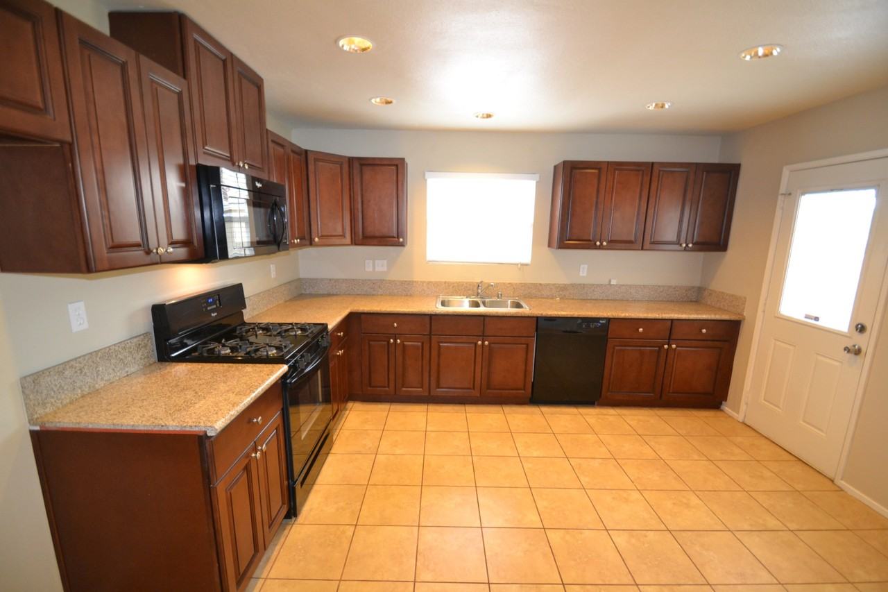 815 S Susanna Ave - Photo 3 of 11