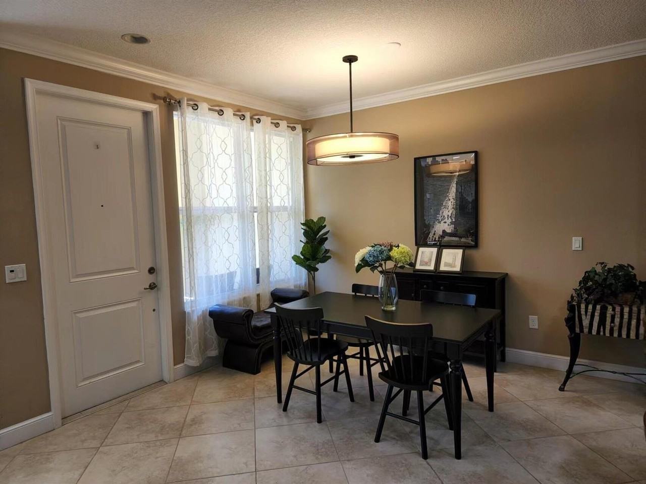 5040 Southwest 15th Street - Photo 3 of 8