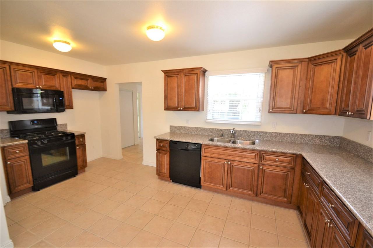 838 W 24th St - Photo 3 of 7