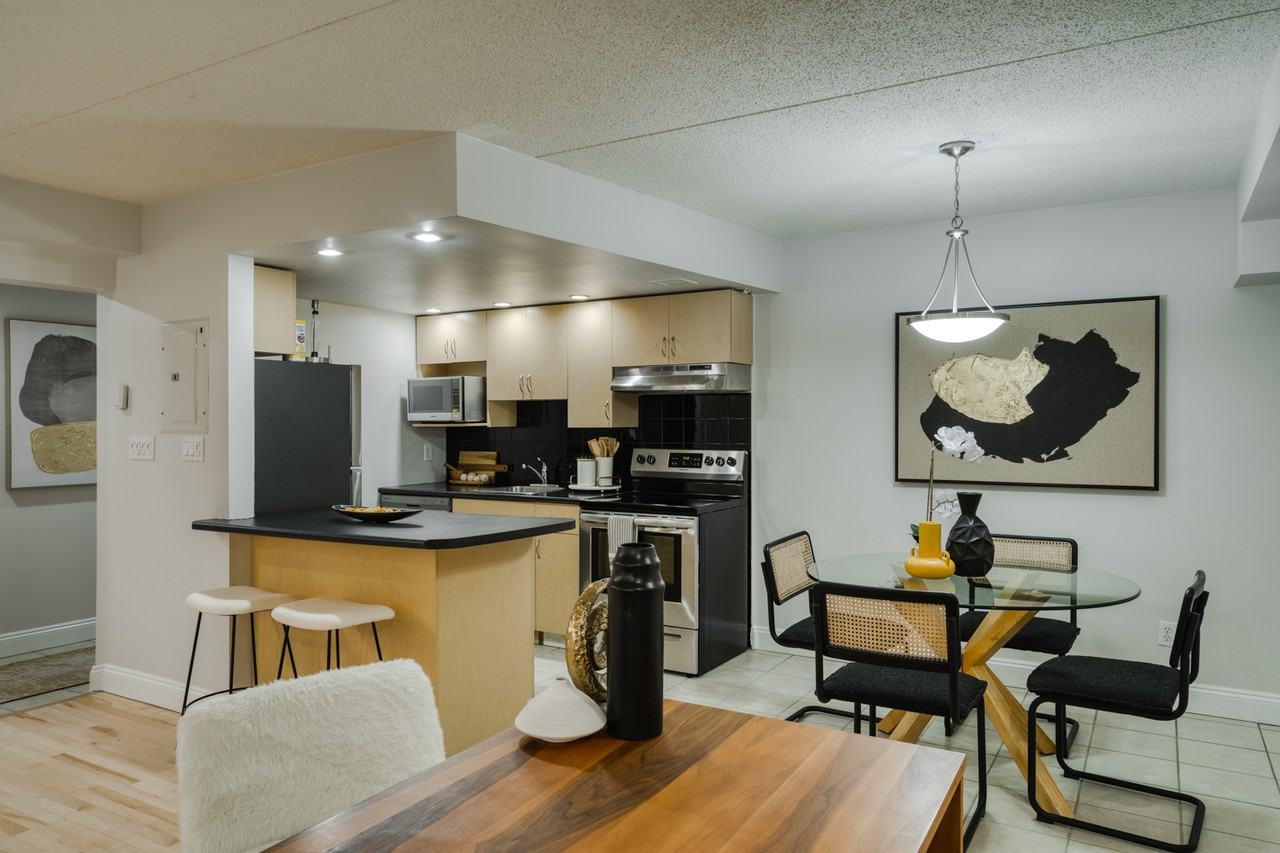 Hargrave Place 33 Hargrave St, Winnipeg, MB R3C 3T9 Apartment for
