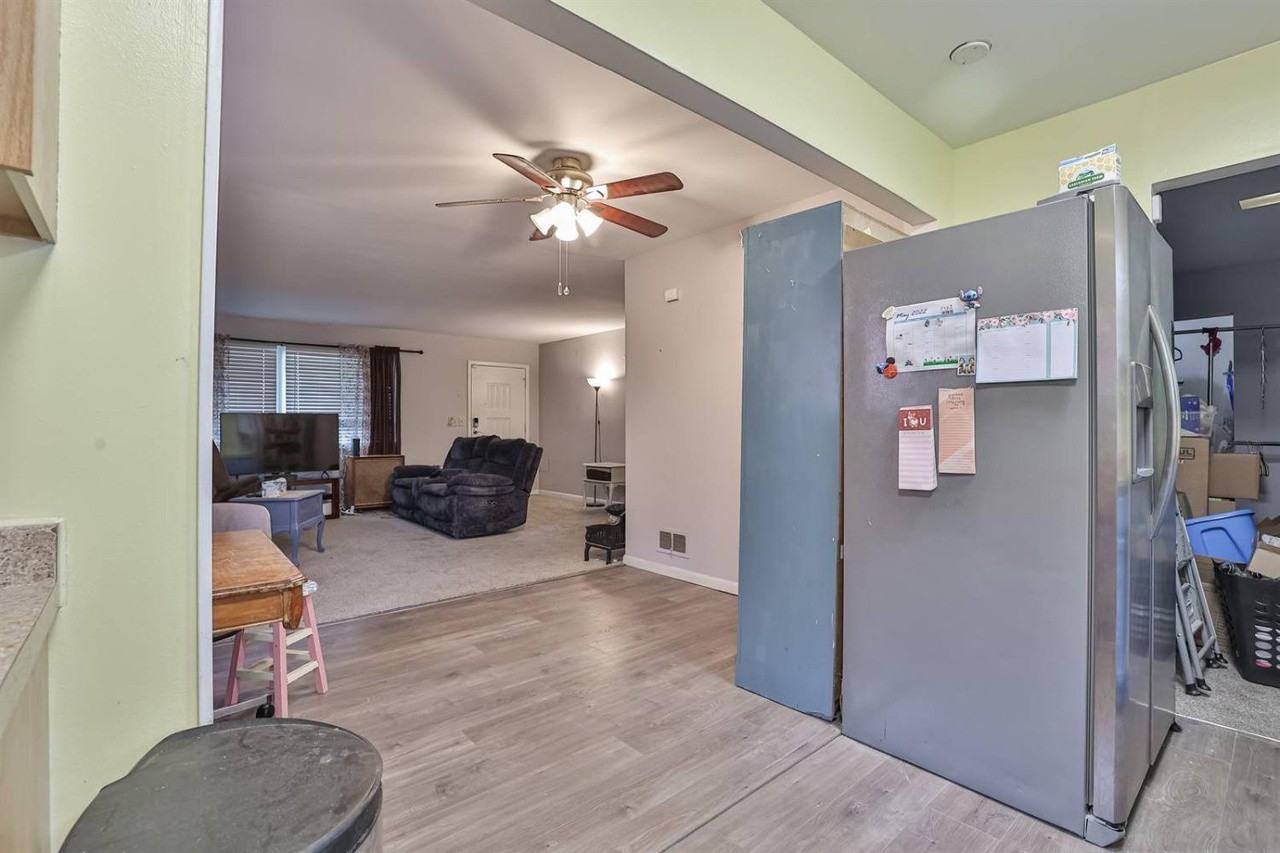 940 Hollytree Dr - Photo 2 of 4