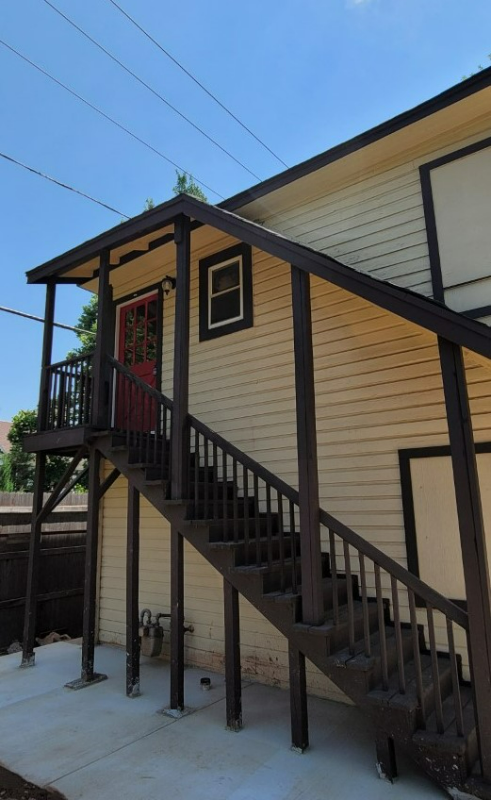 423 Ne 14th St #R - Photo 2 of 19