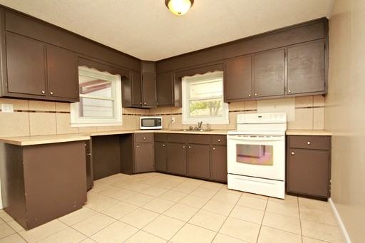 425 E 4th St - Photo 3 of 24