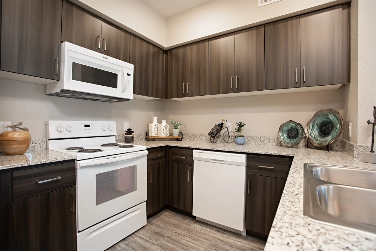 Zinc - Photo 2 of 31