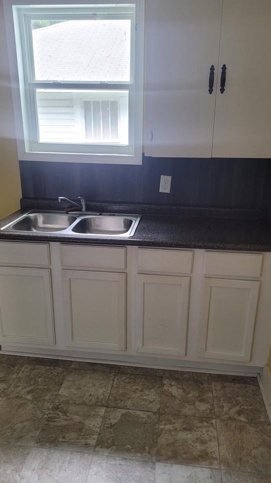 2225 E 6th St #1 - Photo 4 of 6