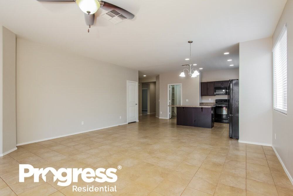 11737 W Chase Ln - Photo 3 of 16