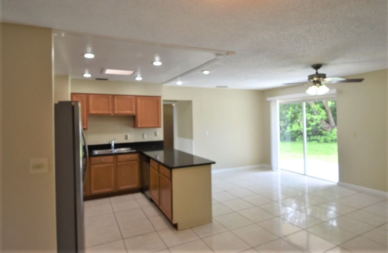 133 Hidden Lake Dr - Photo 3 of 6