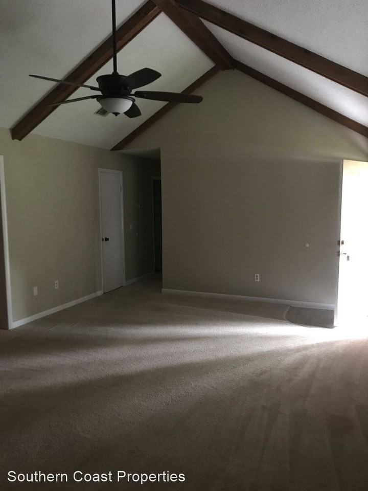 623 Trevor St - Photo 3 of 17