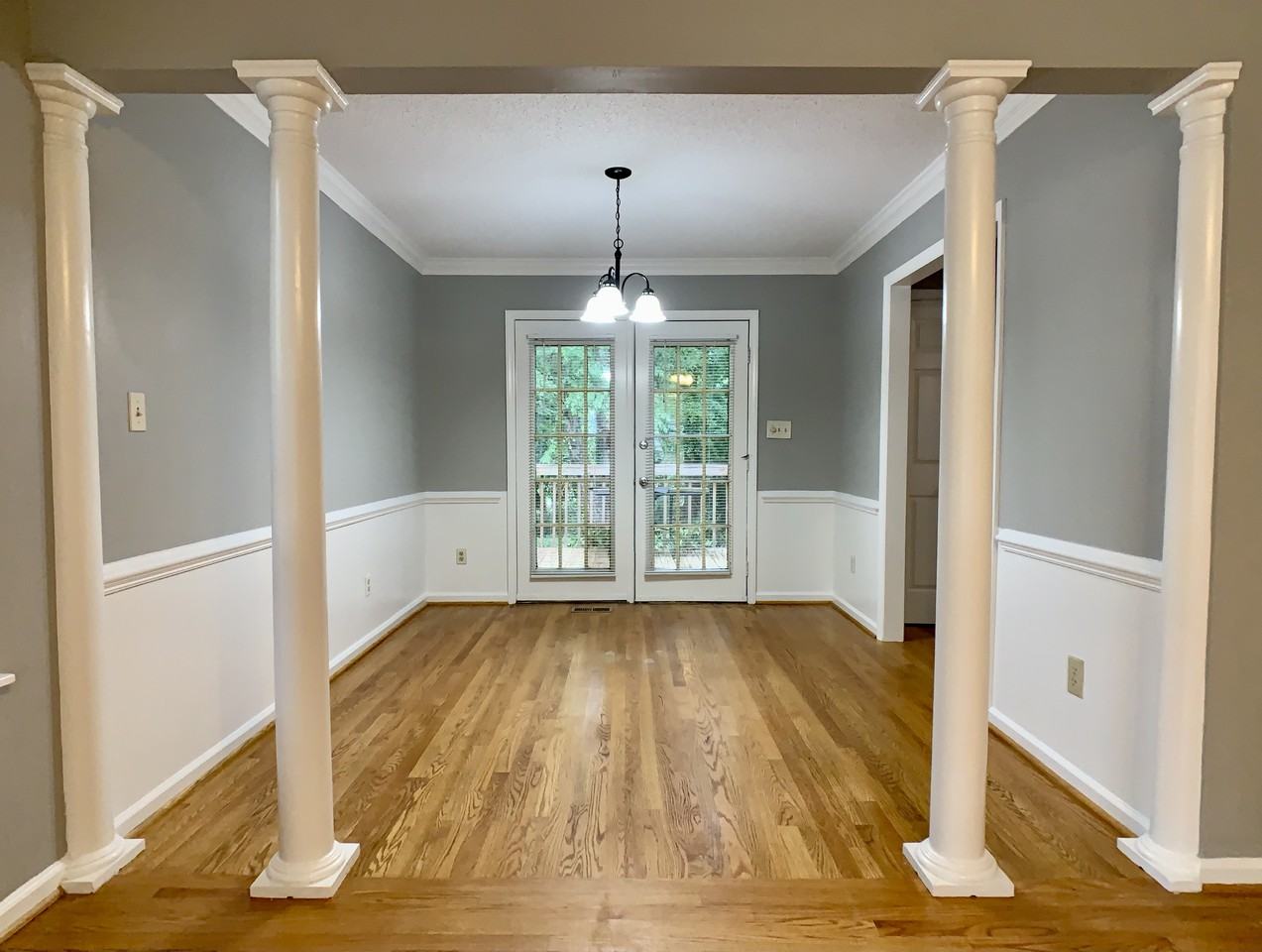 1073 Mills St - Photo 4 of 21