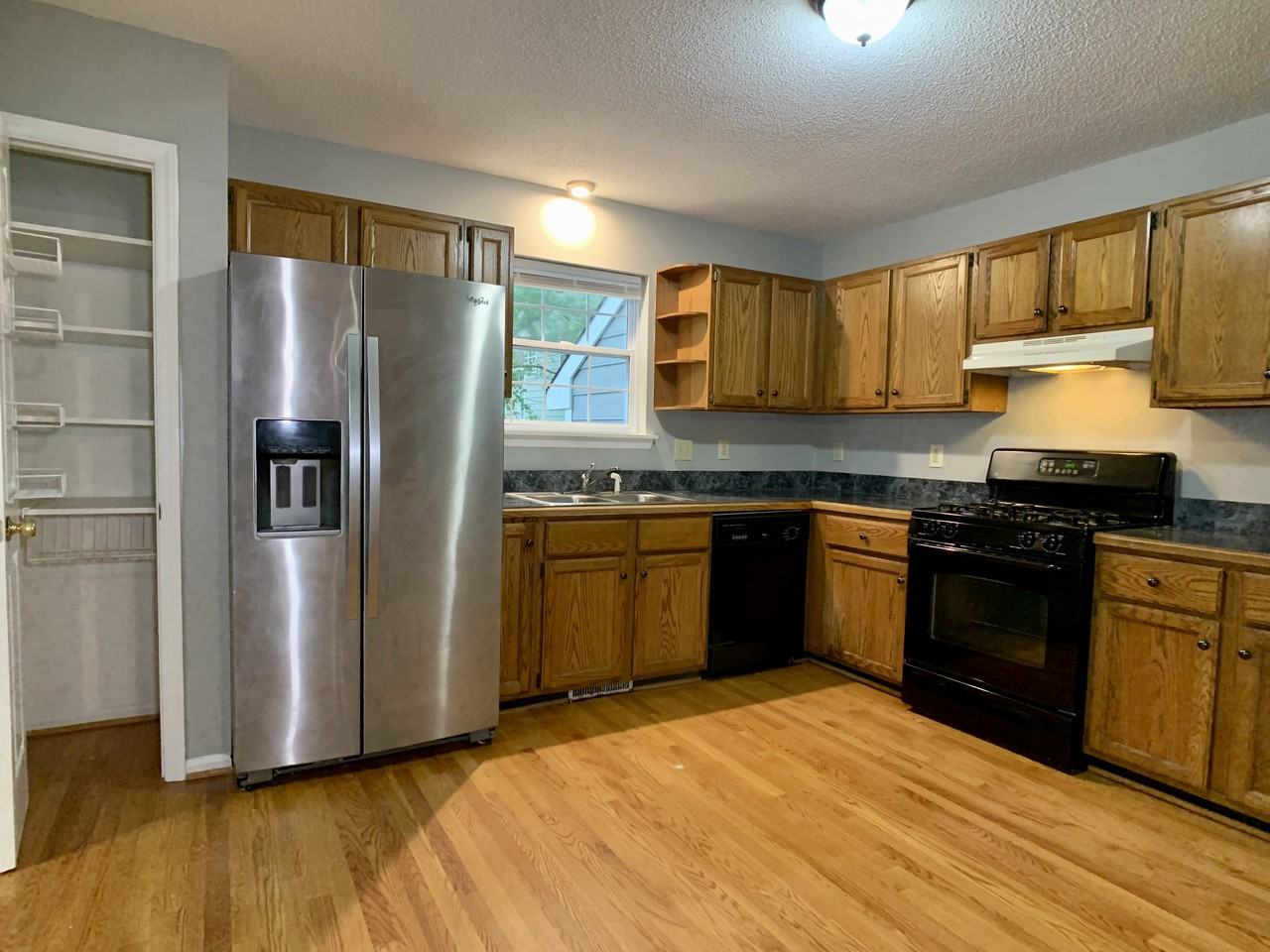 1073 Mills St - Photo 6 of 21