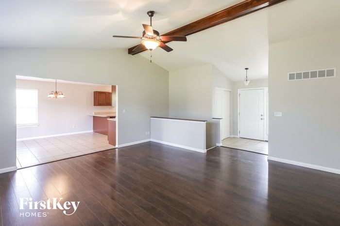 135 Briarwood Dr - Photo 3 of 15