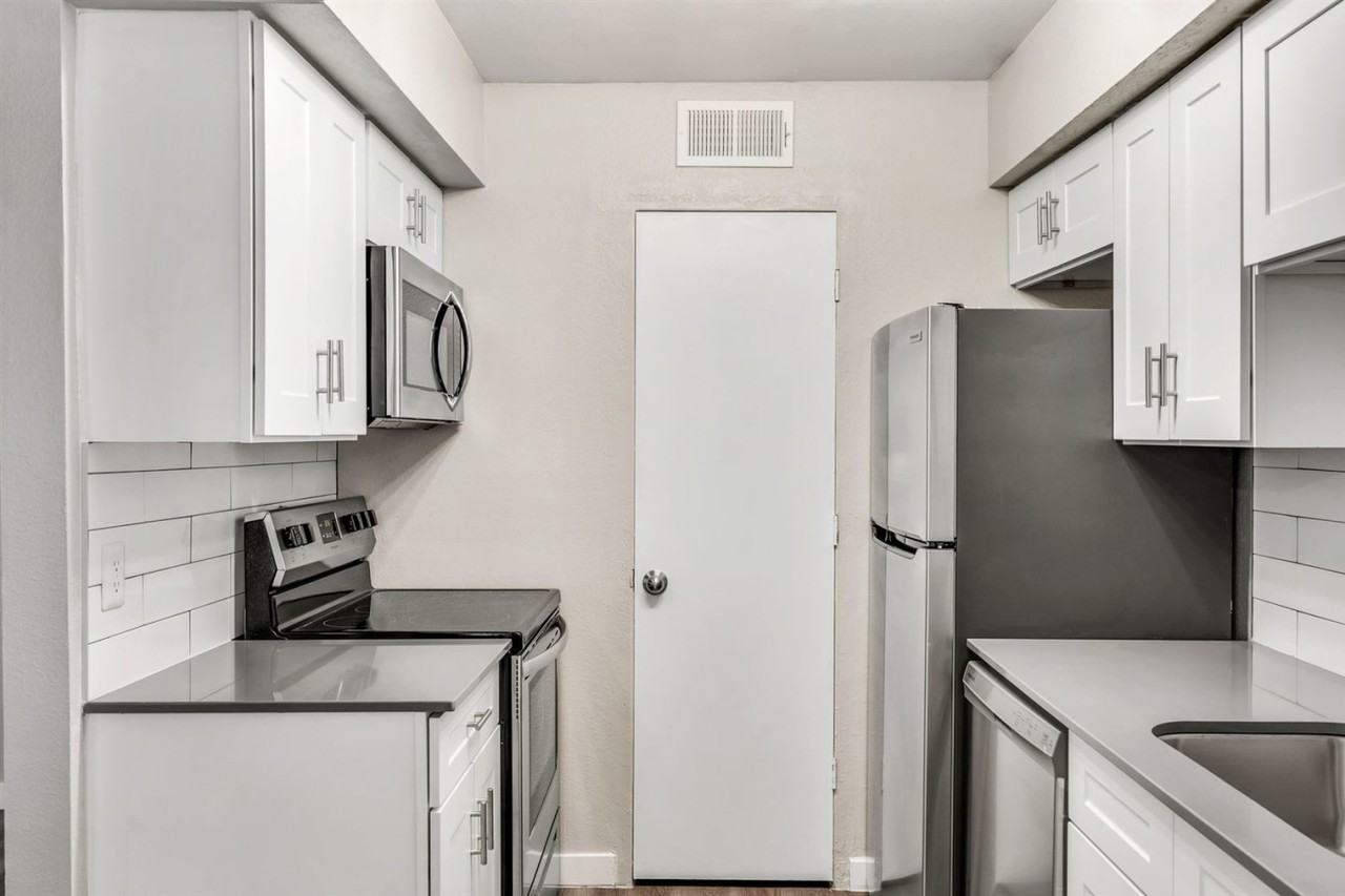 Tides on 7th Apartments - Photo 3 of 21