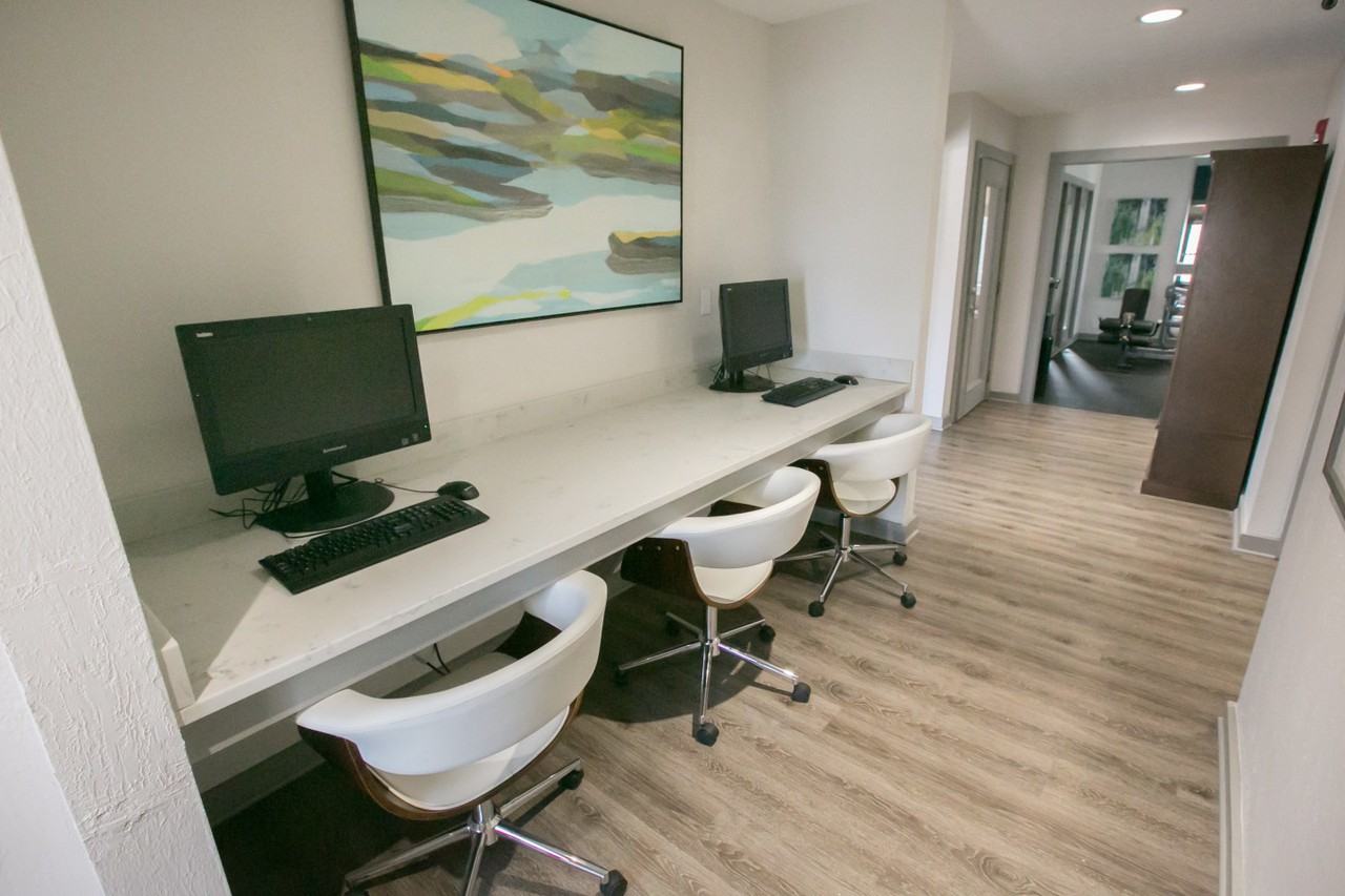 Hunters Chase Apartment - Photo 2 of 27